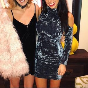 Body con cold shoulder velvet mini dress